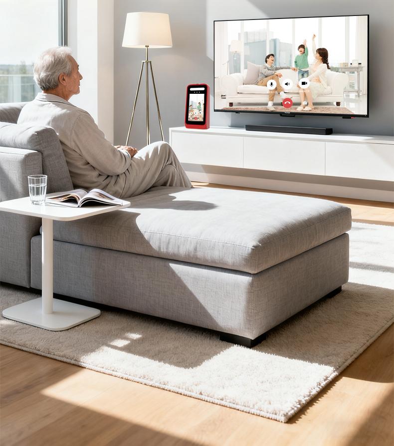 老人坐在客厅电视前与亲人视频